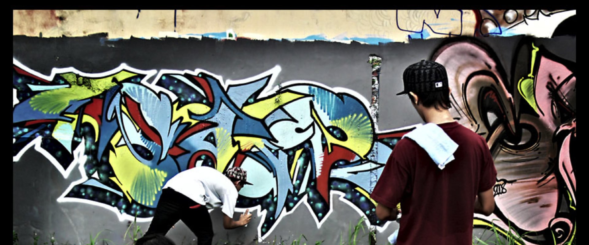 What are similar characteristics of graffiti and street art?